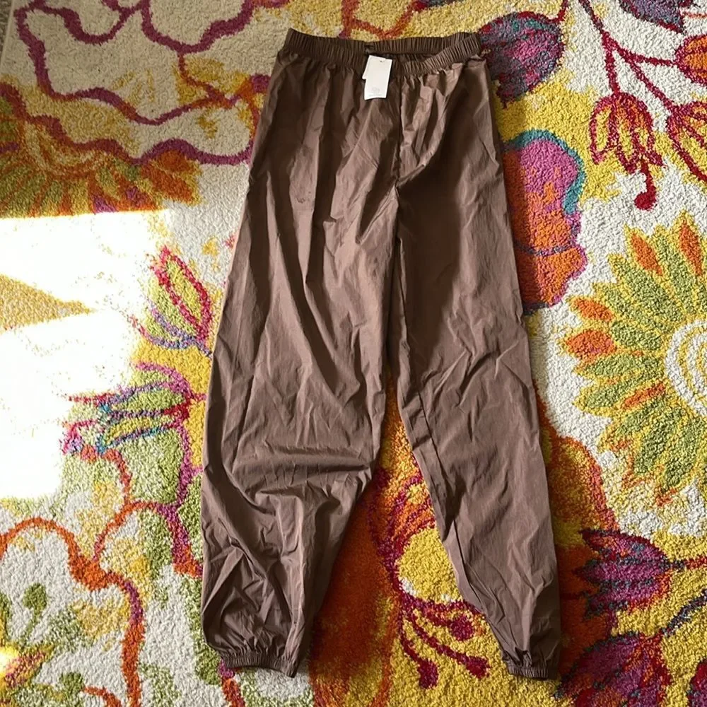 NWT SIZE SMALL ARITZIA TROUPE PANTS